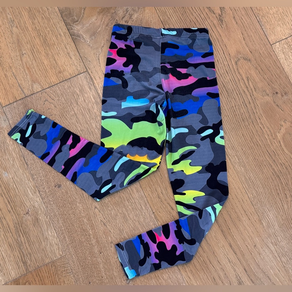 Penelope Wildberry colorful camo leggings. Girls 10.